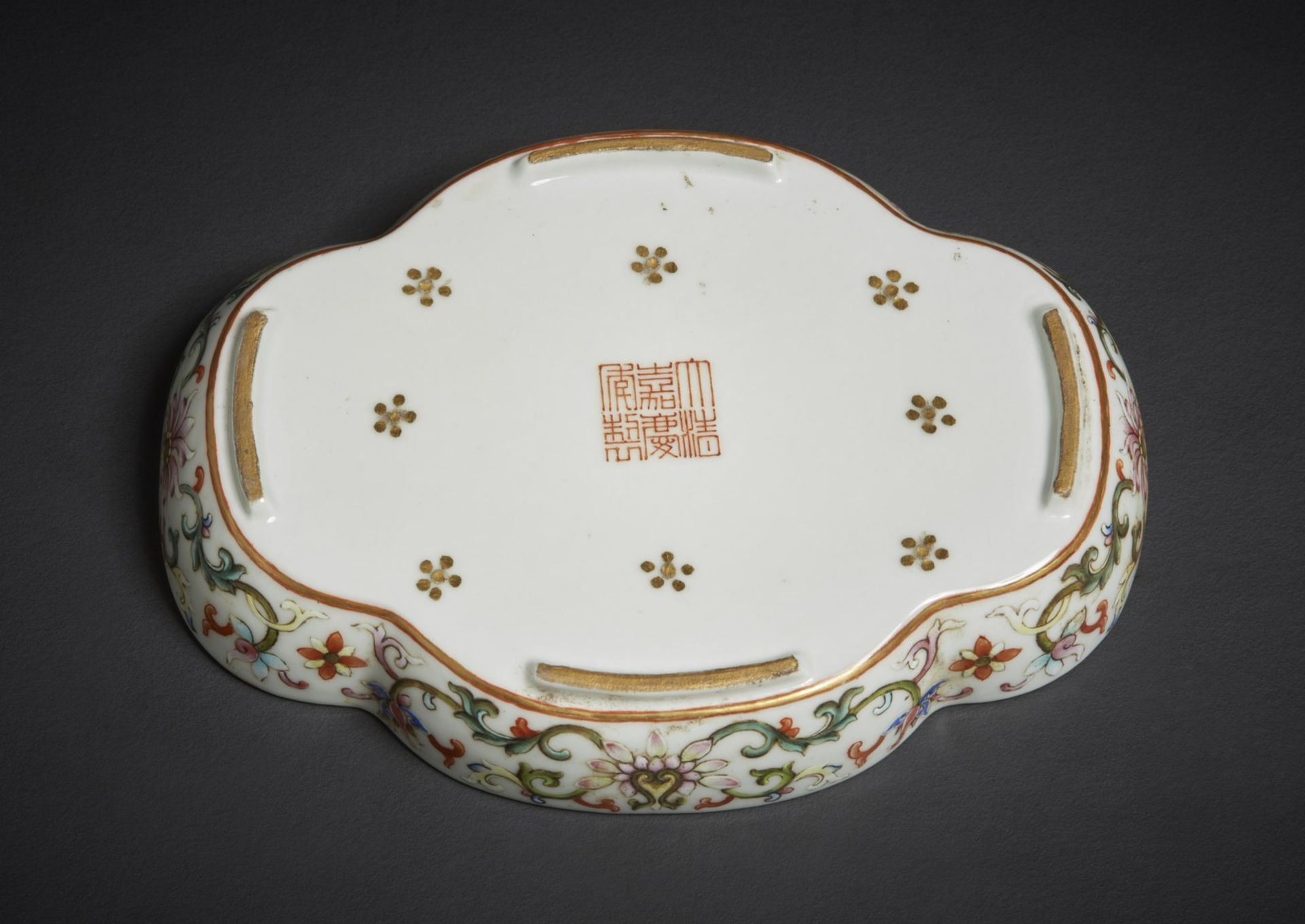 Arte Cinese A small lobed porcelain tray decorated with a long inscription and bearing a Jiaqing zh - Image 3 of 3