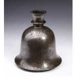 Arte Indiana A Bidri bell shaped huqqa base India, Deccan, early 19th century .