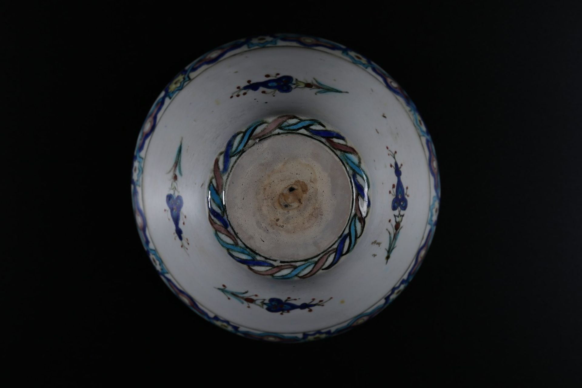 Arte Islamica A Kutahya bowlTurkey, Ottoman dynasty, 18th centuryfritware painted and glazed. - Image 2 of 3