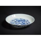 Arte Cinese A blue and white dish painted with dragon and bearing a Guangxu six character mark at t