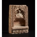 Arte Indiana A red sandstone shrine niche India, 19th century .