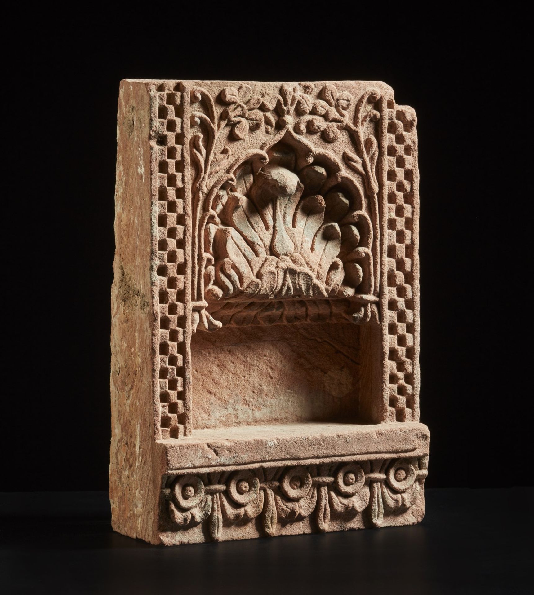 Arte Indiana A red sandstone shrine niche India, 19th century .