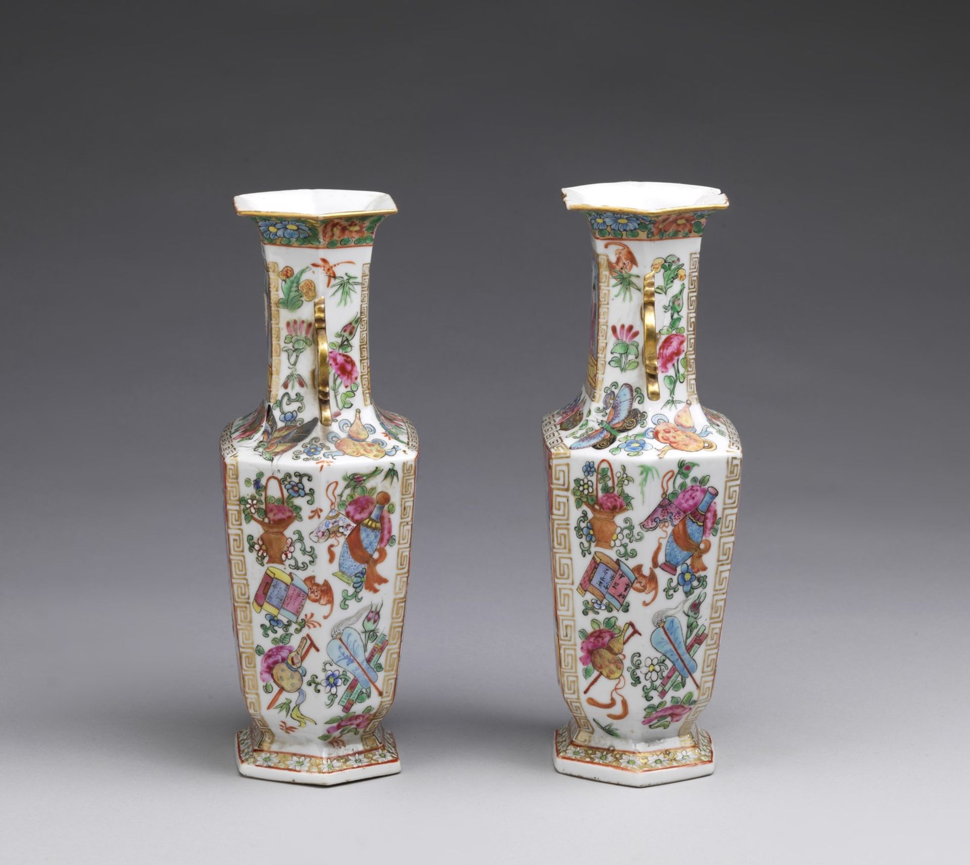 Arte Cinese A pair of porcelain Canton faceted vasesChina, Qing dynasty, early 19th century . - Image 3 of 4