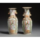 Arte Cinese A pair of porcelain Canton baluster vases China, 20th century .