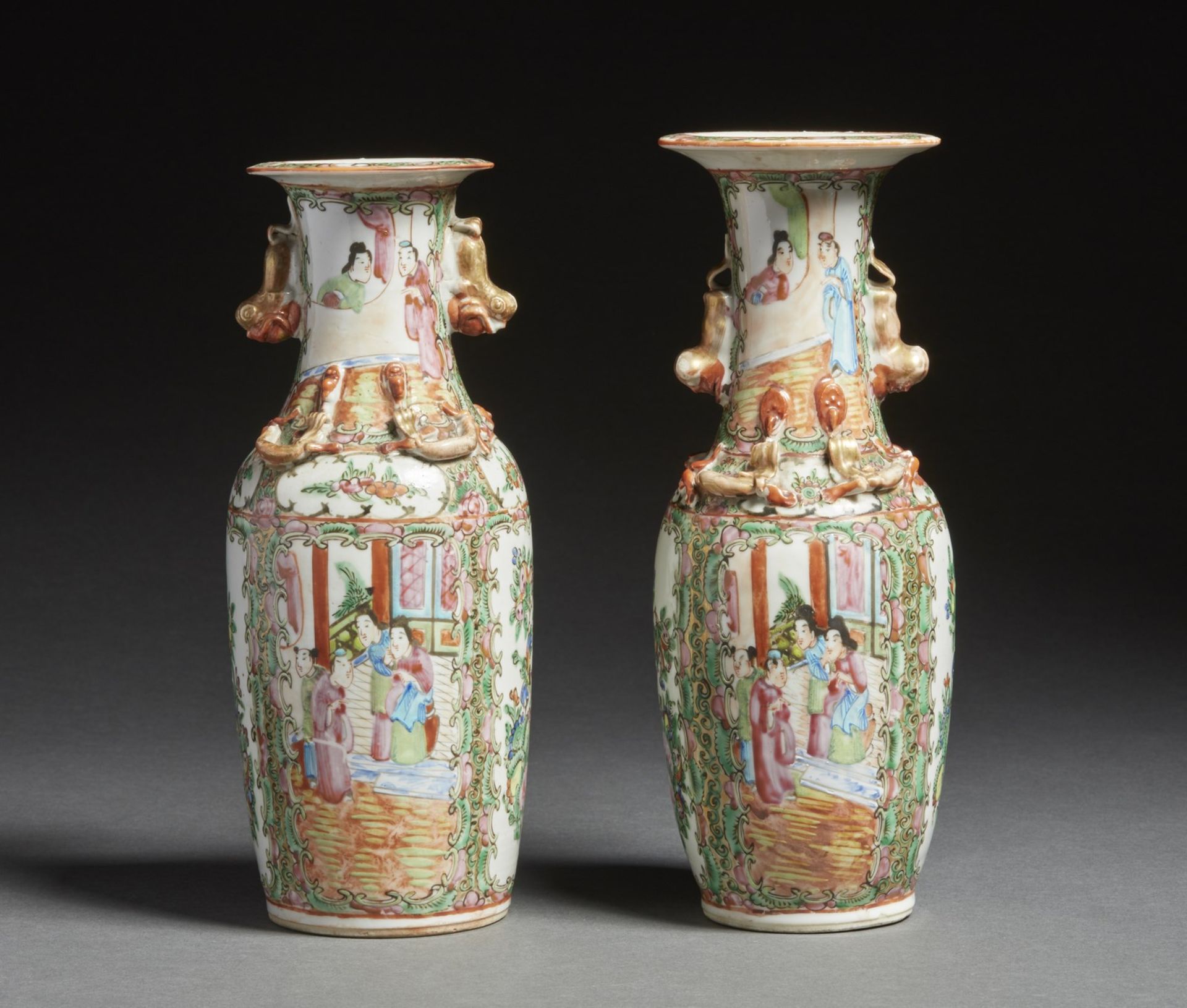 Arte Cinese A pair of porcelain Canton baluster vases China, 20th century .