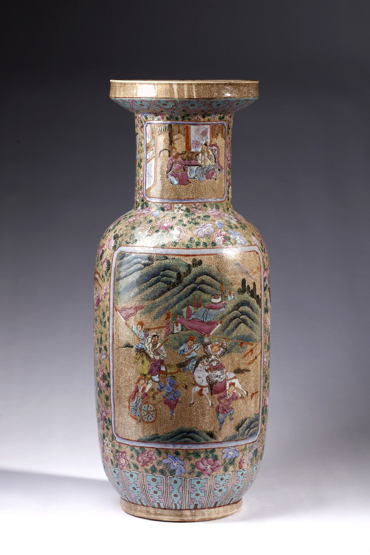 Arte Cinese A porcelain baluster Nankin Vase China, 19th century .