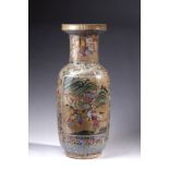 Arte Cinese A porcelain baluster Nankin Vase China, 19th century .