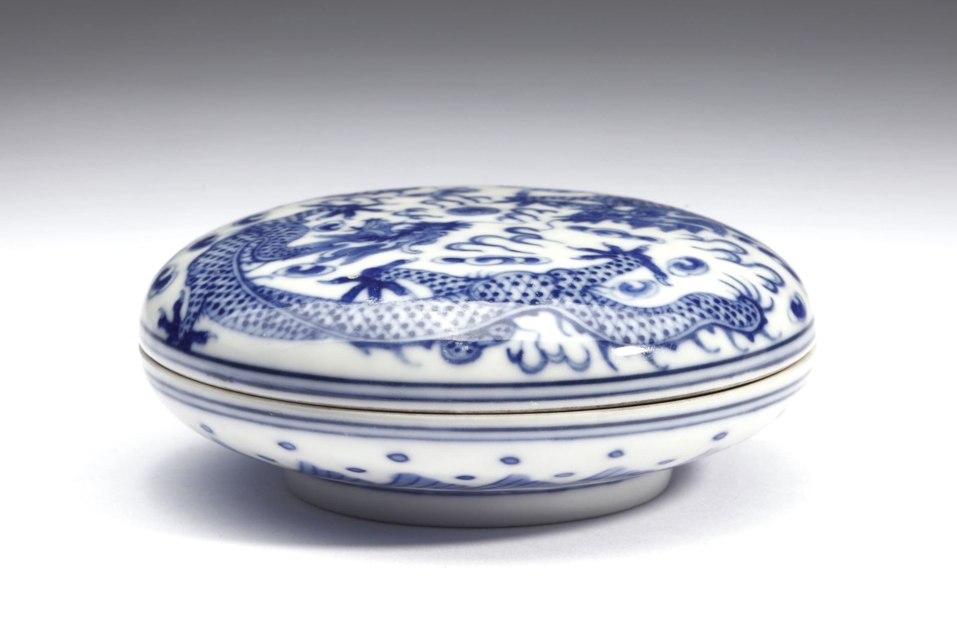 Arte Cinese A blue and white porcelain round box painted with dragons chasing the flaming pearls Ch