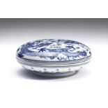 Arte Cinese A blue and white porcelain round box painted with dragons chasing the flaming pearls Ch