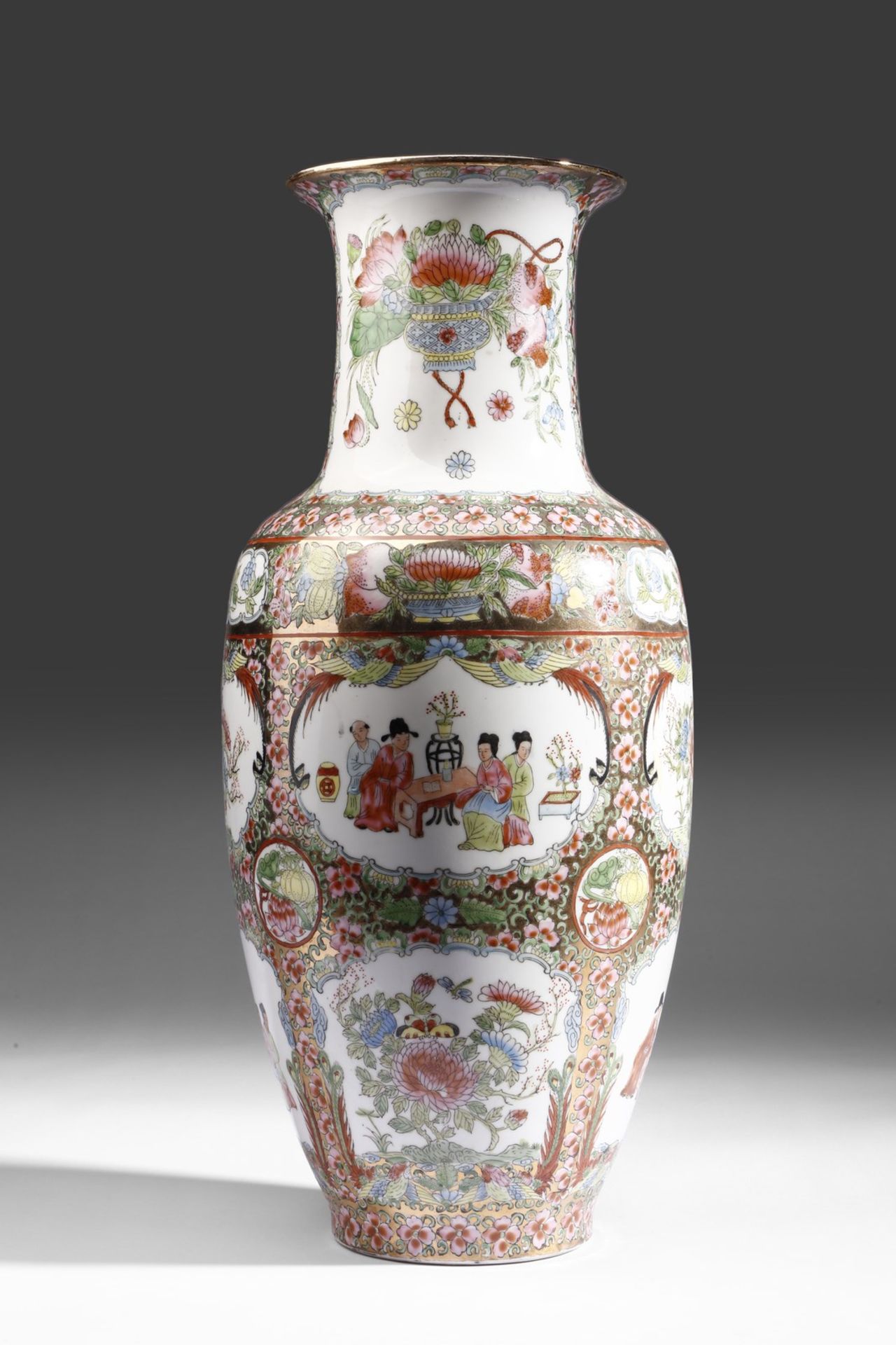 Arte Cinese A Canton porcelain vase China, 20th century .