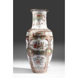Arte Cinese A Canton porcelain vase China, 20th century .
