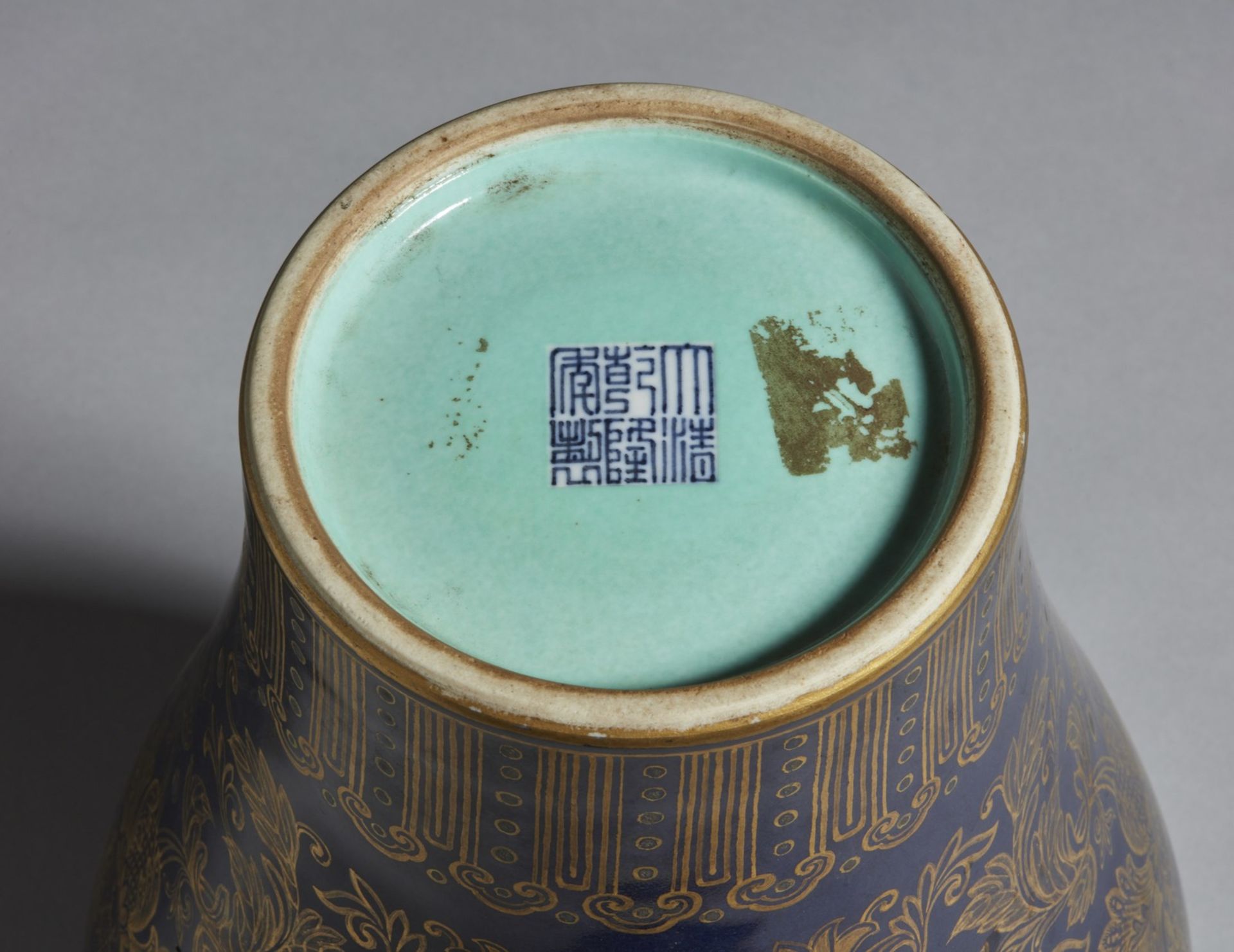 Arte Cinese A porcelain meiping vase decoratd with gilded floral motifs and bearing a six character - Image 4 of 4