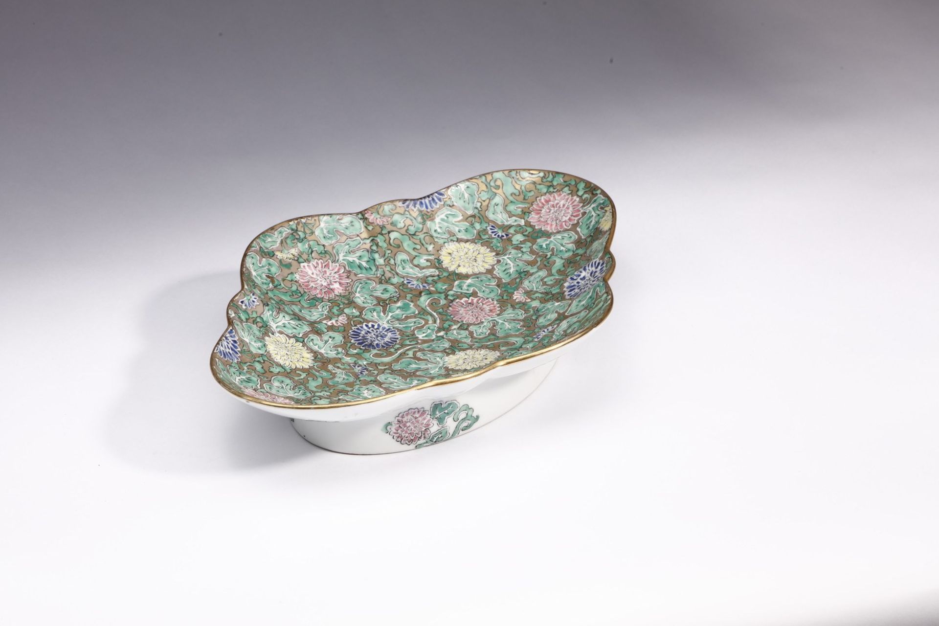 Arte Cinese A lobed shaped porcelain tray bearing a four character iron red mark at the baseChina, - Image 3 of 5