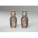 Arte Cinese A pair of Canton porcelain baluster vases China, 20th century .
