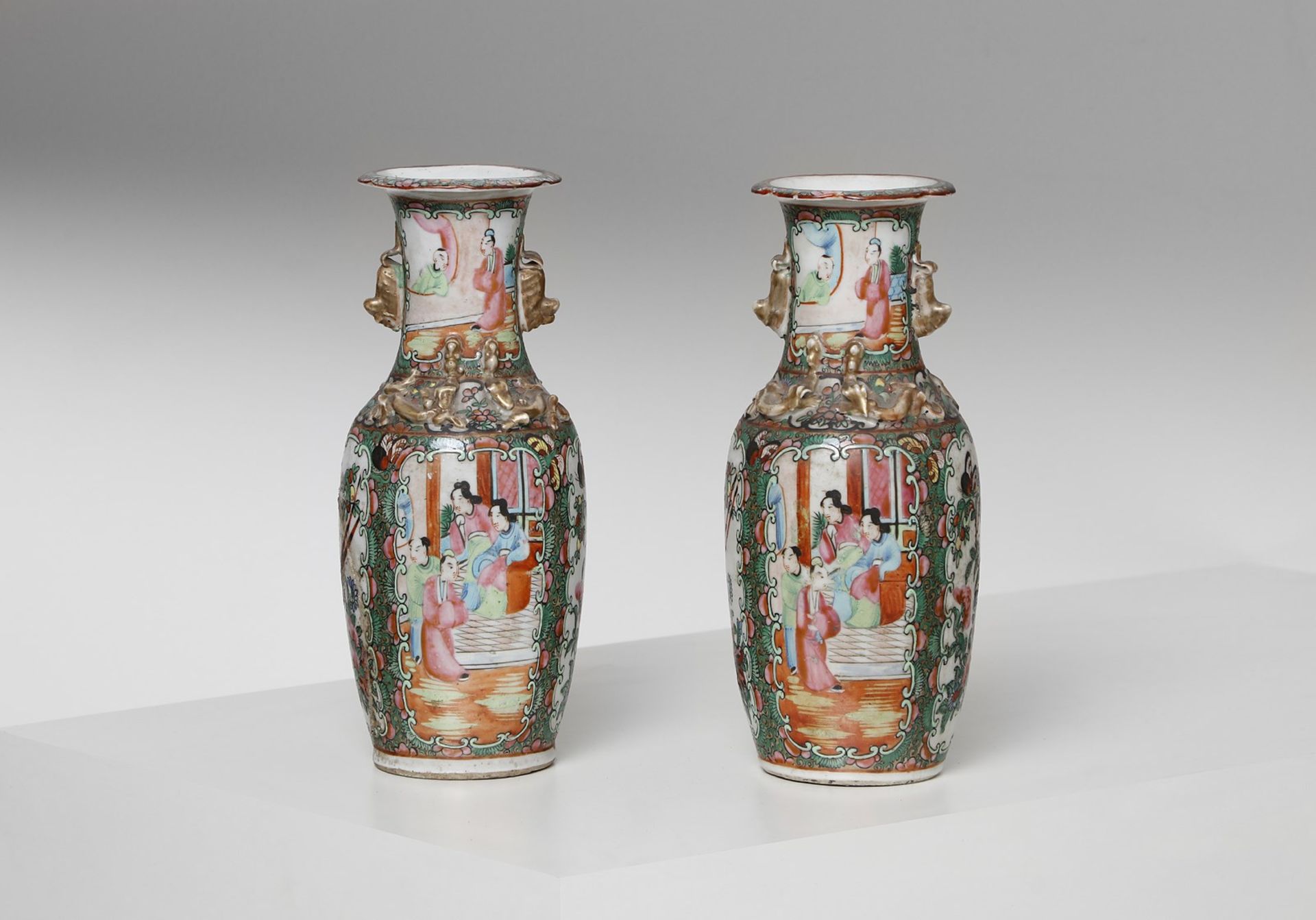 Arte Cinese A pair of Canton porcelain baluster vases China, 20th century .