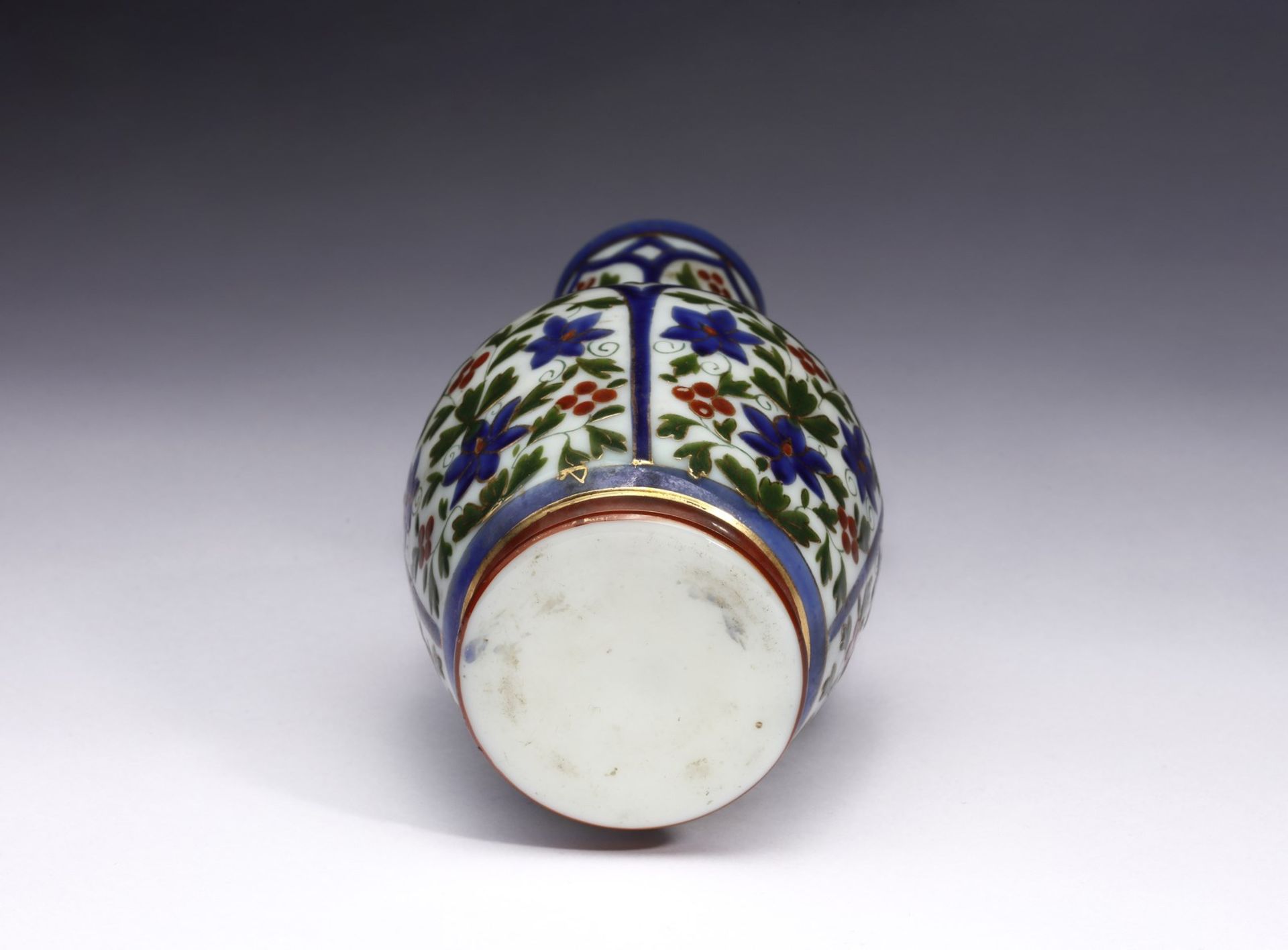 Arte Islamica A Mughal gilt enamel opaline glass bottle vase India, 19th century . - Image 3 of 3