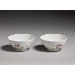 Arte Cinese A pair of famille rose porcelain cups bearing a Qianlong six character zhuanshu mark at