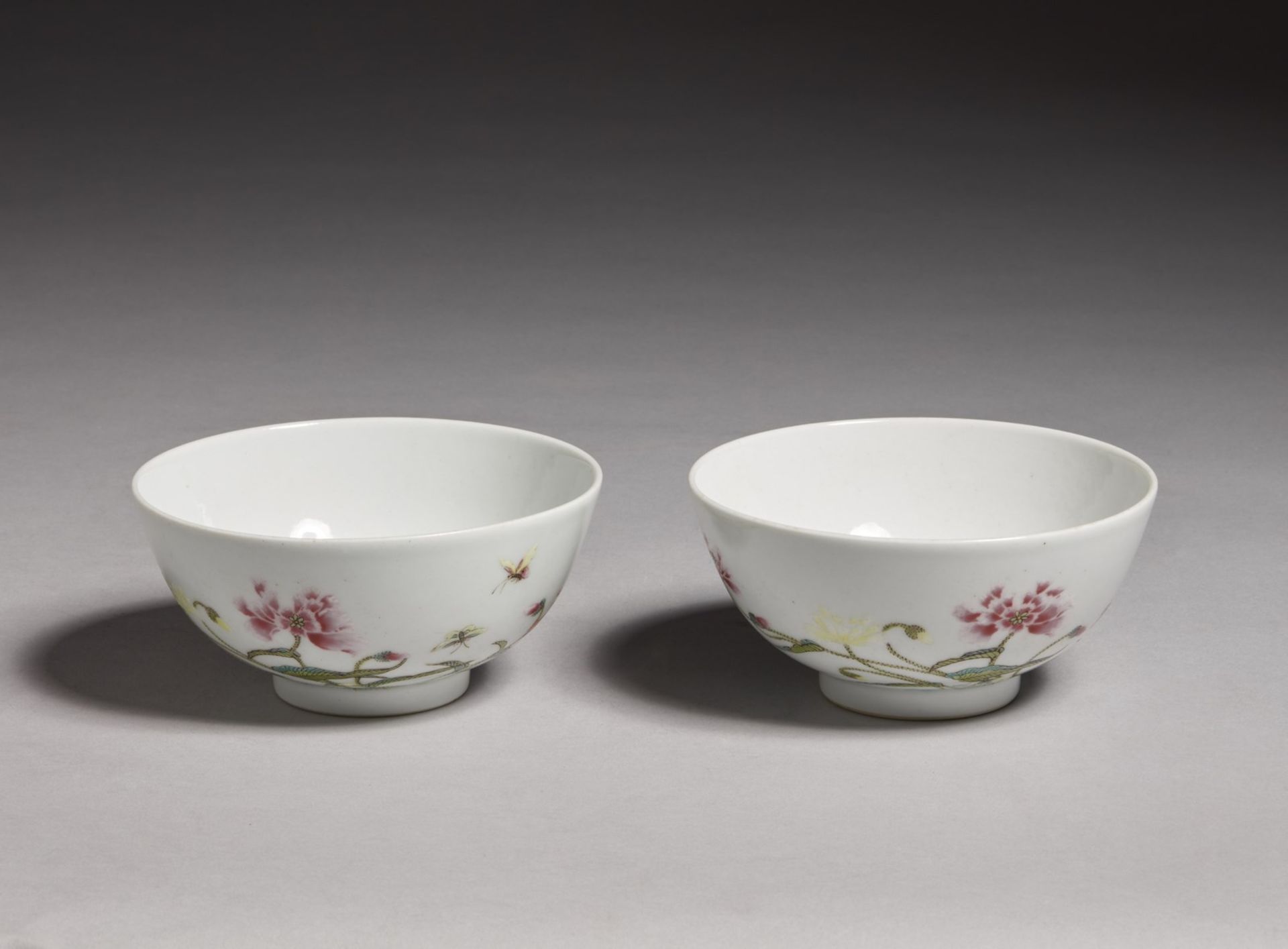Arte Cinese  A pair of famille rose porcelain cups bearing a Qianlong six character zhuanshu mark at