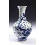 Arte Cinese A blue and white porcelain bottle bearing a spurious Kangxi mark at the base China, 20t