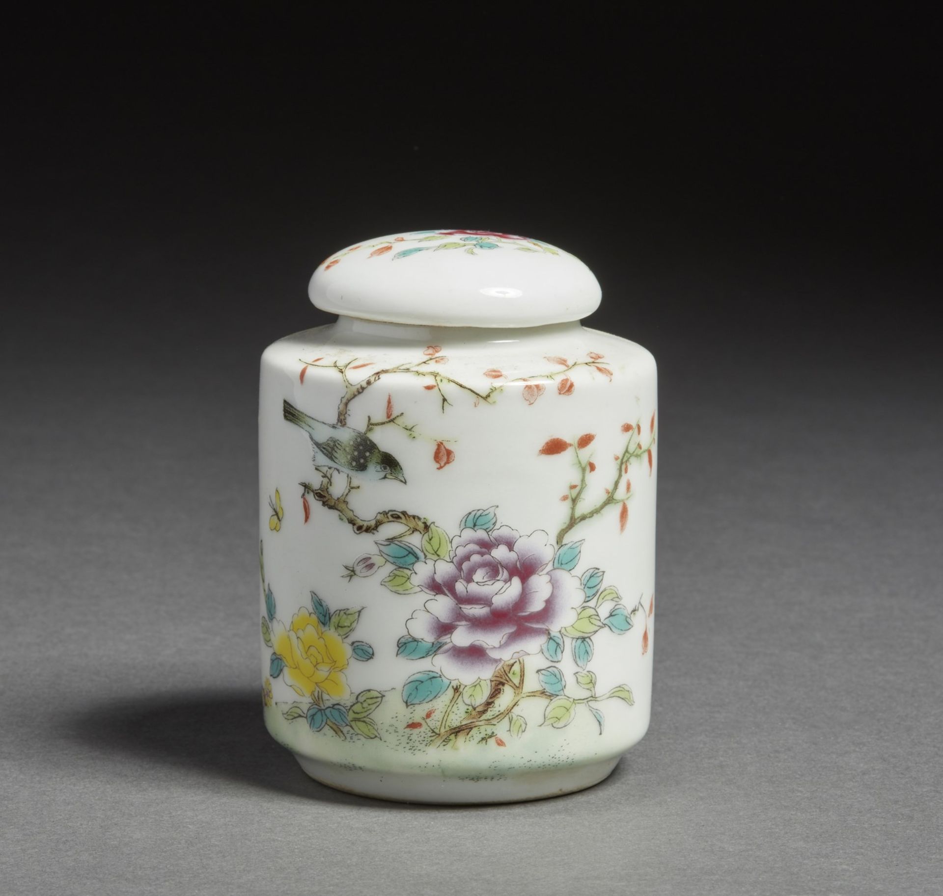 Arte Cinese A famille rose porcelain box and cover painted with birds and flowers China, early 20th