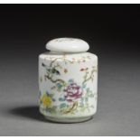 Arte Cinese A famille rose porcelain box and cover painted with birds and flowers China, early 20th