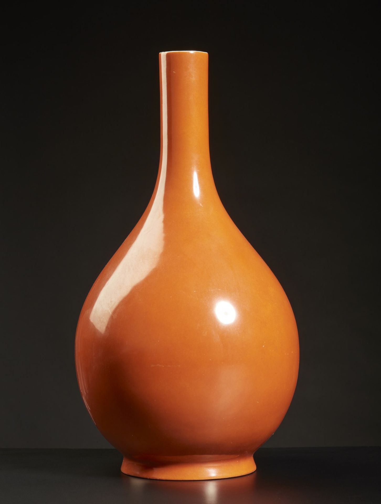 Arte Cinese  A coral glazed porcelain bottle vase China, 19th century . - Bild 2 aus 2