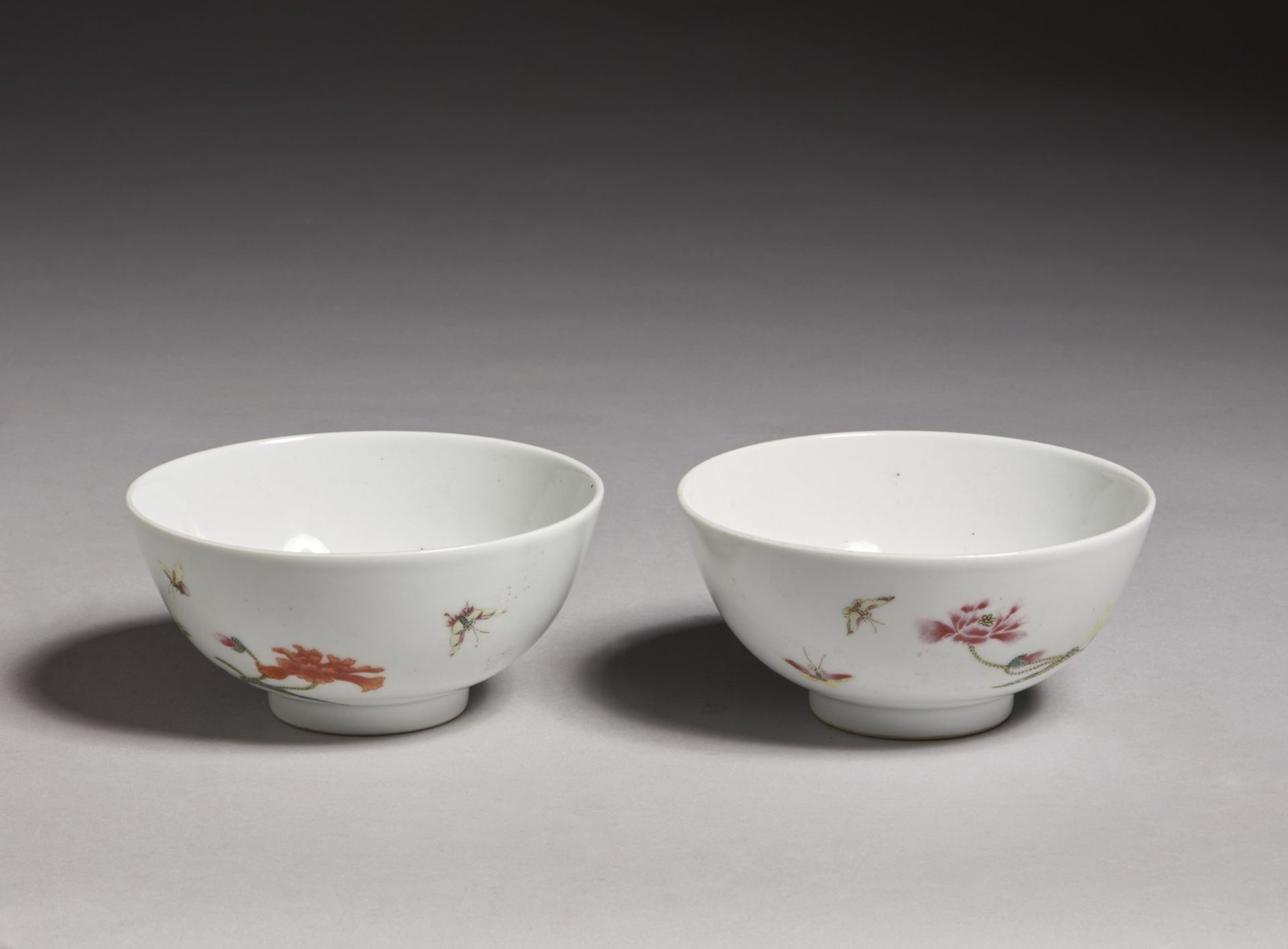 Arte Cinese  A pair of famille rose porcelain cups bearing a Qianlong six character zhuanshu mark at - Bild 2 aus 3