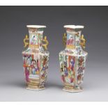 Arte Cinese A pair of porcelain Canton faceted vasesChina, Qing dynasty, early 19th century .