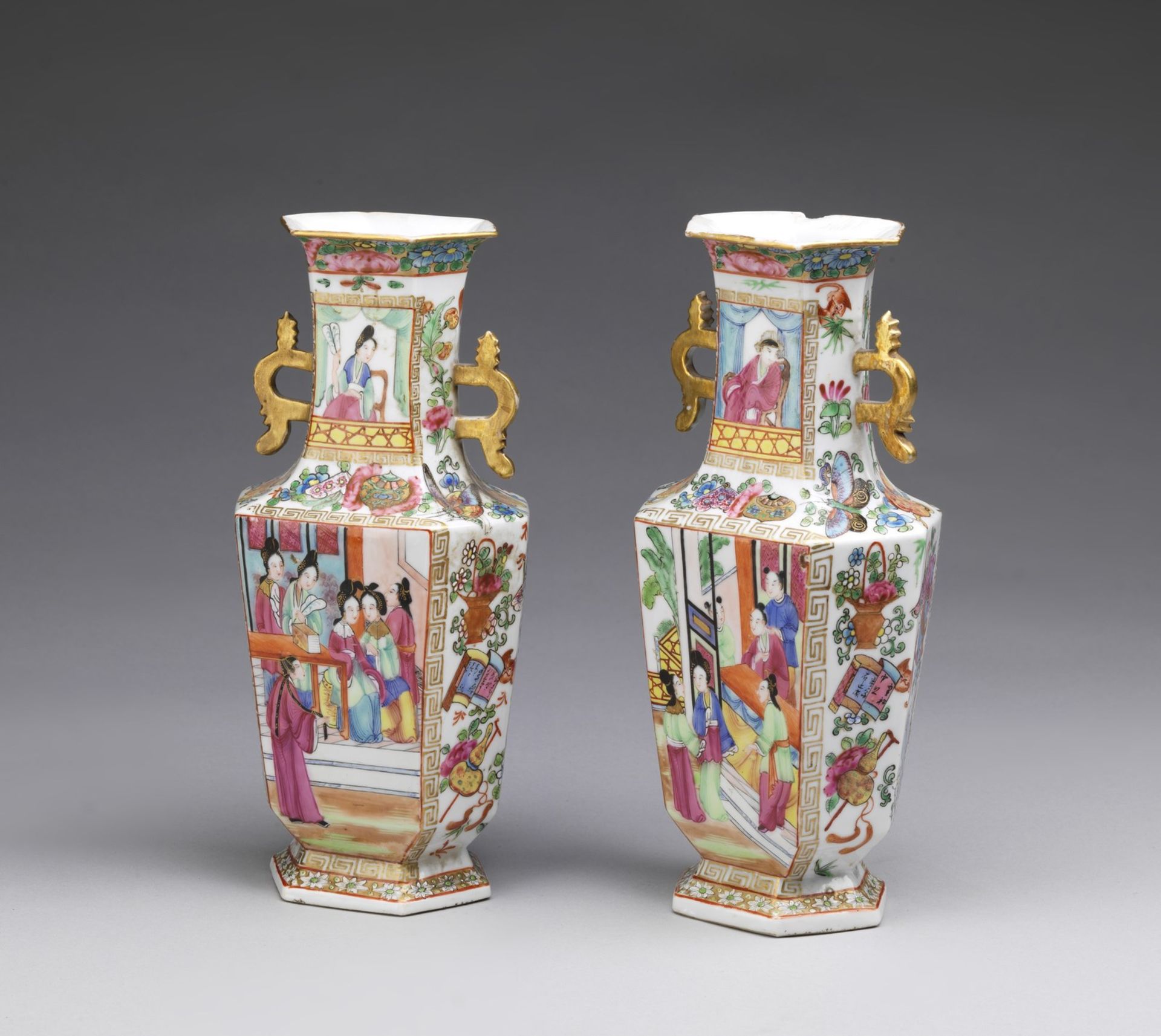 Arte Cinese A pair of porcelain Canton faceted vasesChina, Qing dynasty, early 19th century .