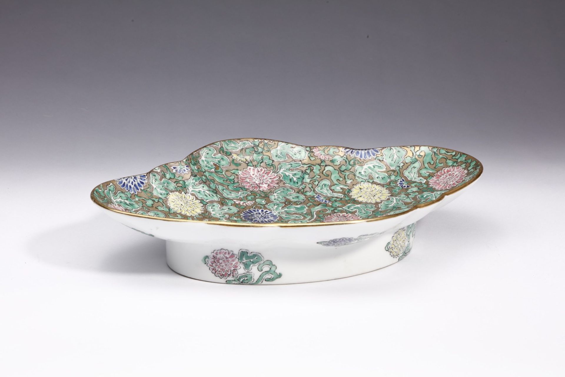 Arte Cinese A lobed shaped porcelain tray bearing a four character iron red mark at the baseChina,