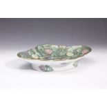 Arte Cinese A lobed shaped porcelain tray bearing a four character iron red mark at the baseChina,