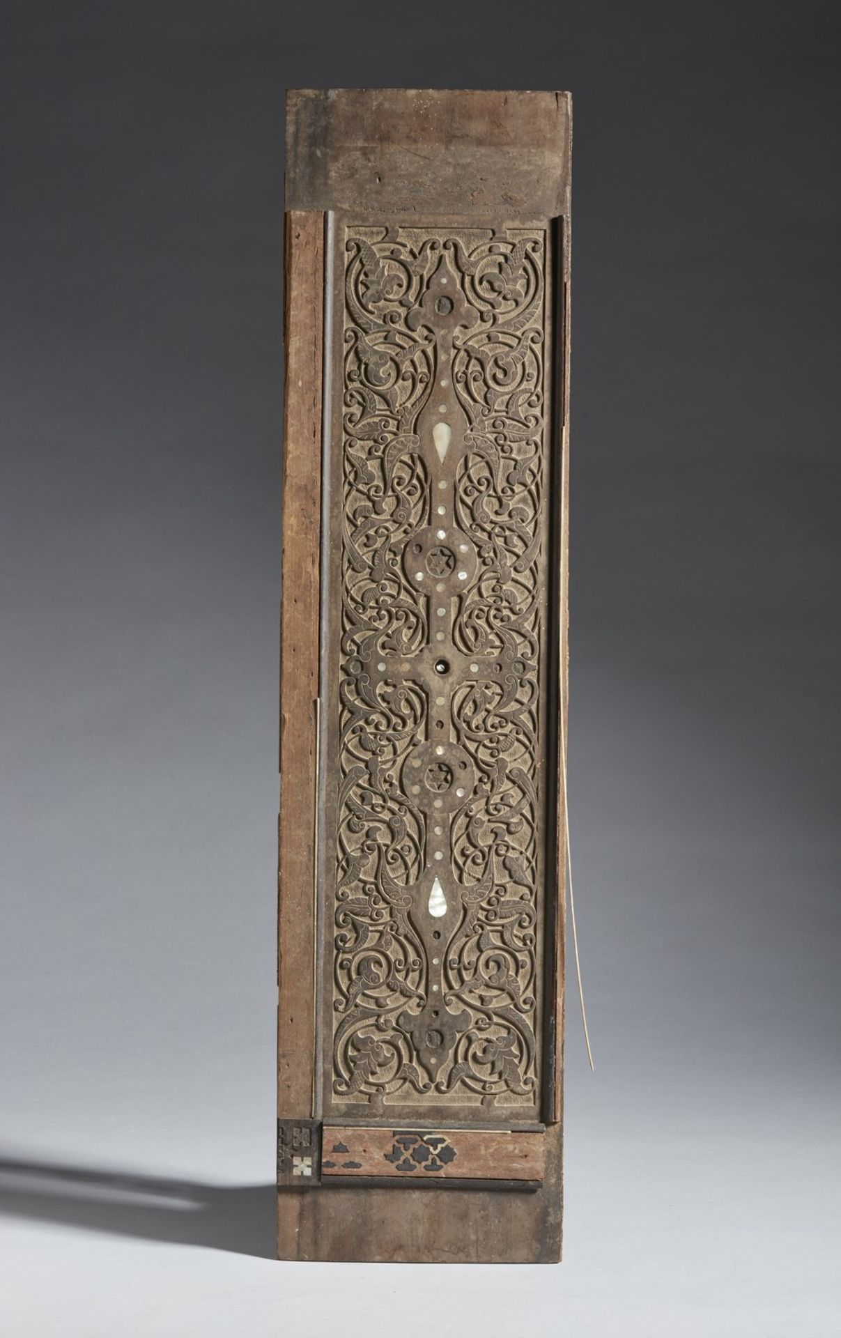 Arte Islamica A fragment of decorative carved wooden beam with mother-of-pearl inlays Spain of Nort