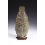 Arte Cinese An archaic style owl decorated bronze bottle vase China, 20th century .