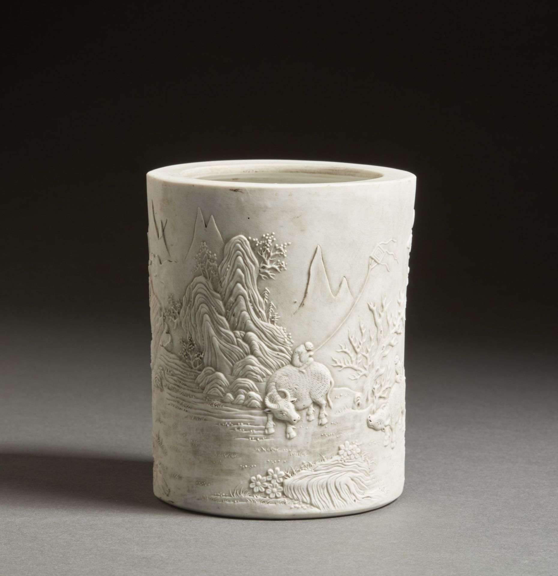 Arte Cinese  An unglazed white pottery brushpot bearing a Qianlong zhuanshu six character mark at th - Bild 3 aus 4