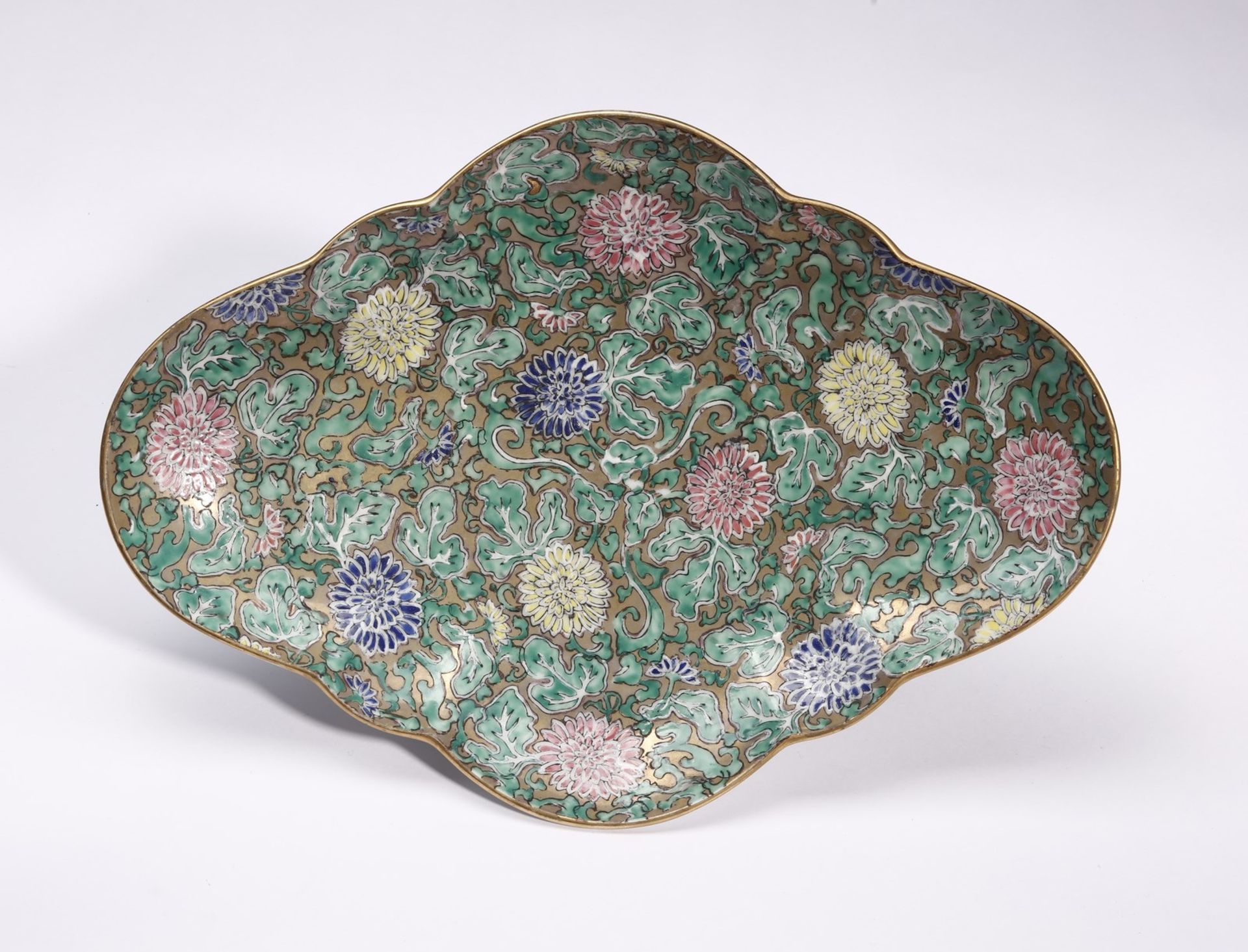 Arte Cinese A lobed shaped porcelain tray bearing a four character iron red mark at the baseChina, - Image 4 of 5