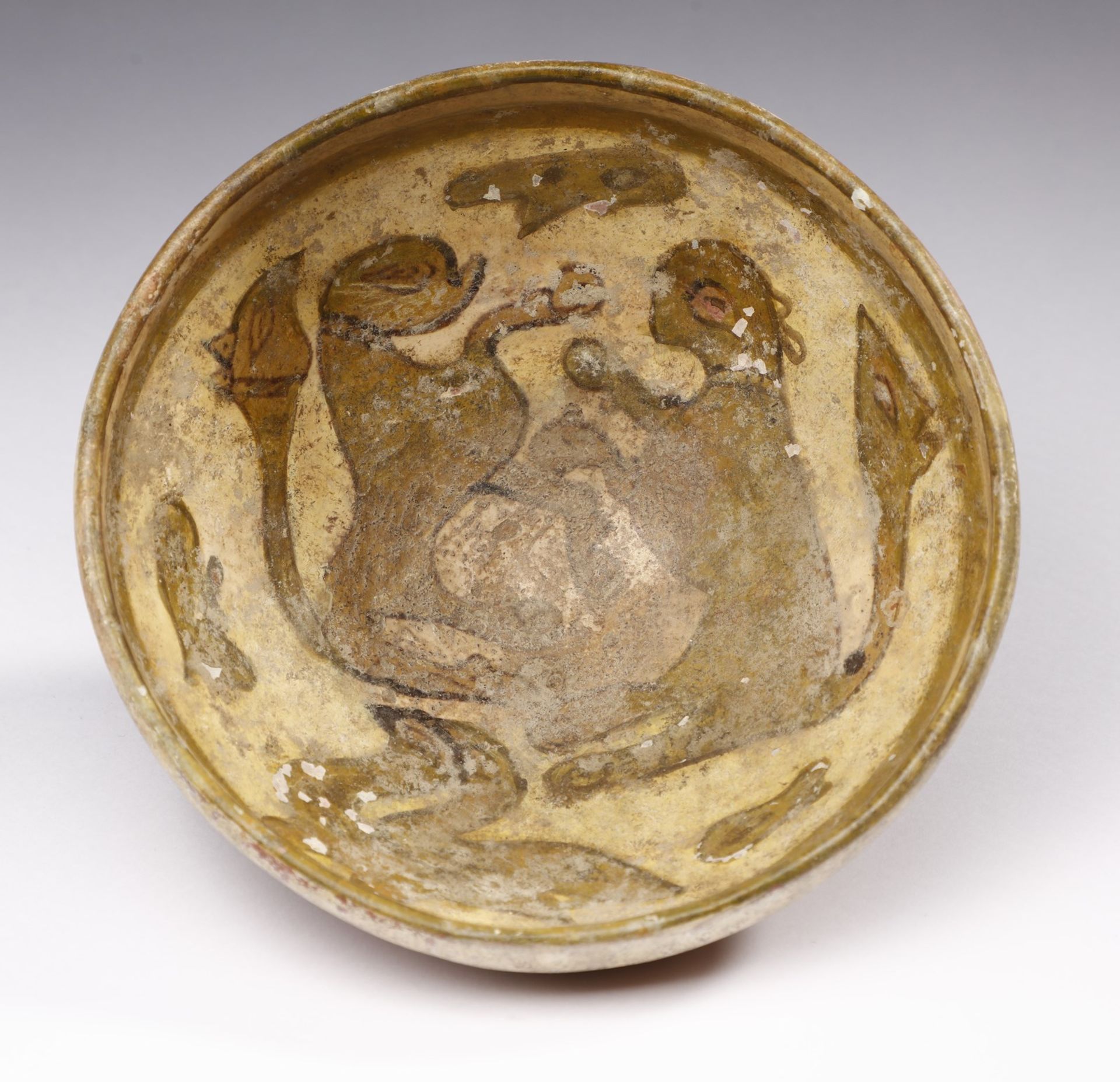 Arte Islamica An earthenware slip painted with bowl with Sasanid style decoration Central Asia, 10t - Image 3 of 4