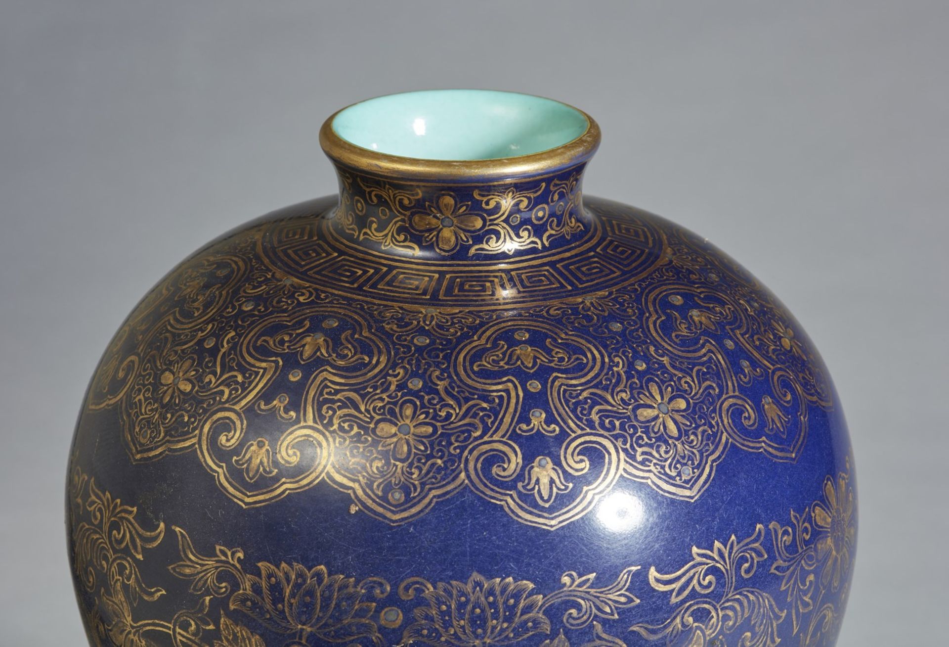 Arte Cinese A porcelain meiping vase decoratd with gilded floral motifs and bearing a six character - Image 3 of 4