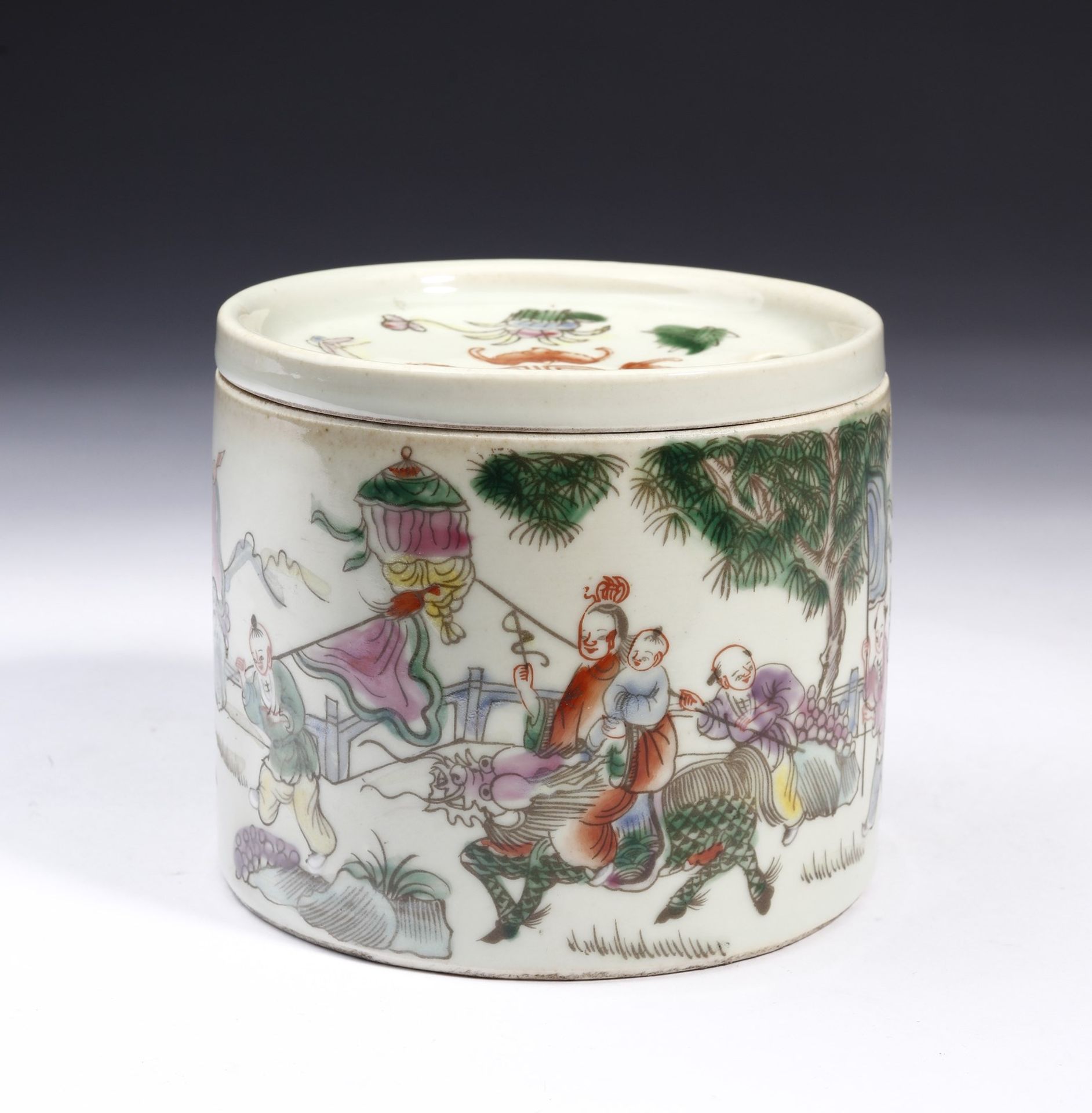 Arte Cinese A famille rose porcelain censer bearing a six character Qianlong seal mark at the base
