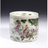 Arte Cinese A famille rose porcelain censer bearing a six character Qianlong seal mark at the base