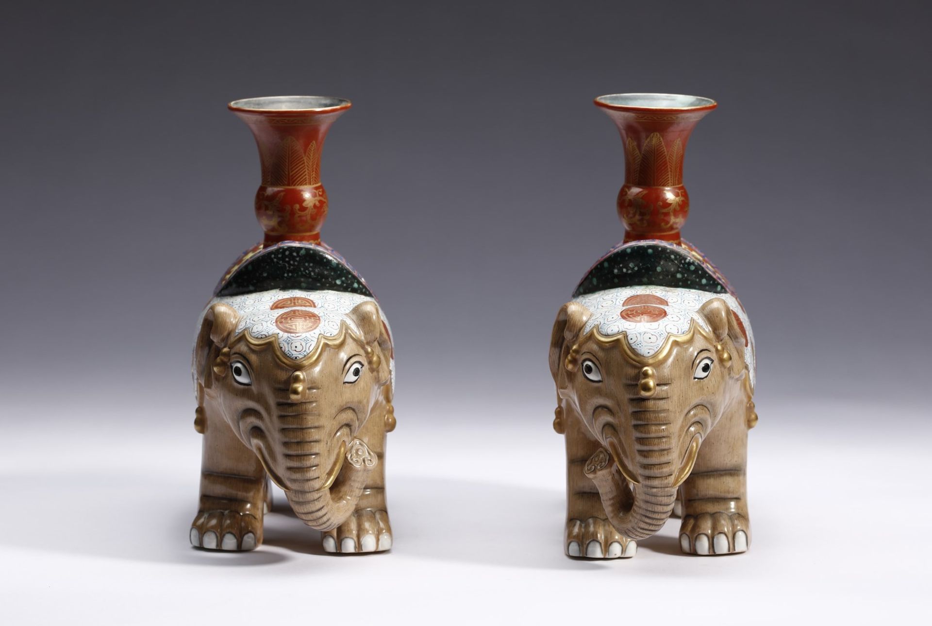 Arte Cinese A pair of elephant shaped pottery candlesticks bearing a Qianlong six character seal ma - Image 2 of 5