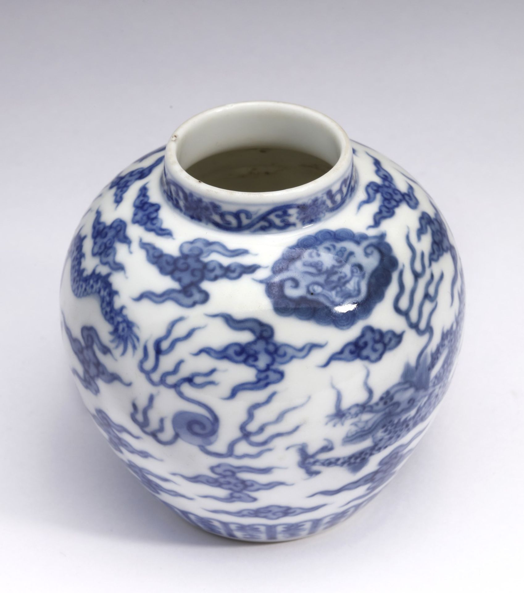 Arte Cinese A blue and white porcelain brush wash painted with dragons and bearing a six character - Image 2 of 3