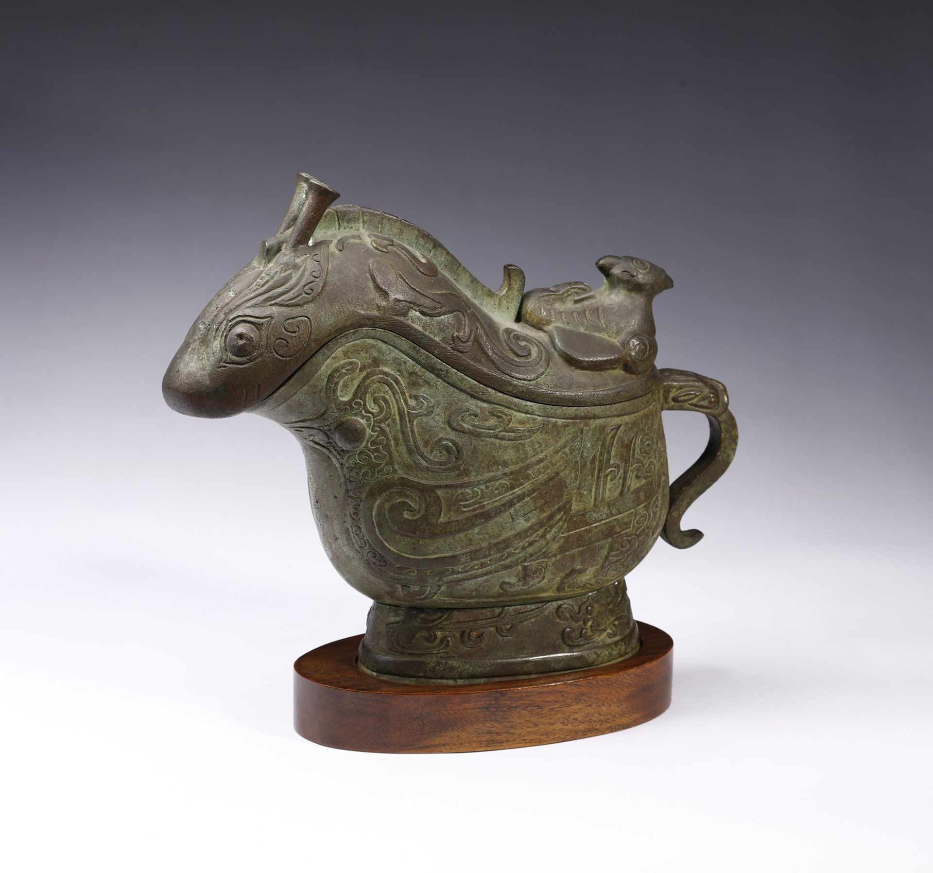 Arte Cinese A archaic style zoomorphic bronze vase and cover China, 20th century . - Image 3 of 4