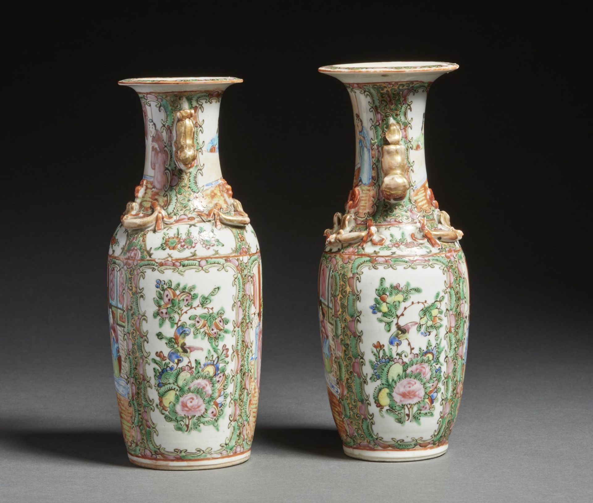 Arte Cinese  A pair of porcelain Canton baluster vases China, 20th century . - Bild 2 aus 3