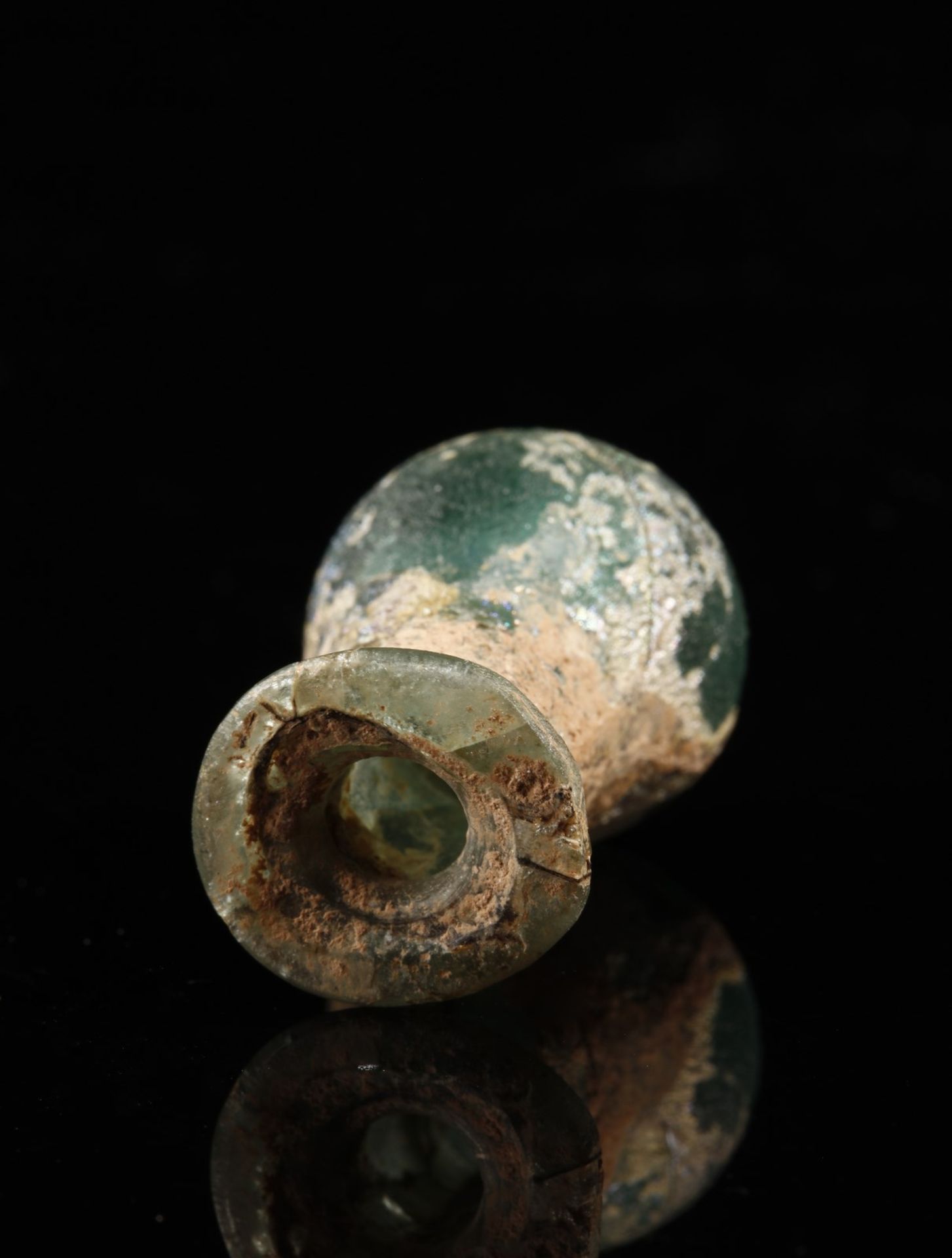 Arte Islamica A small glass dropper flask Iran or Egypt, 8th century (?). - Image 4 of 4
