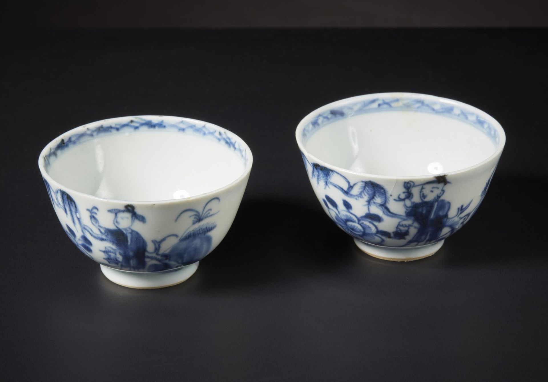 Arte Cinese  A pair of blue and white small cups China, Qing dynasty, 18th century .