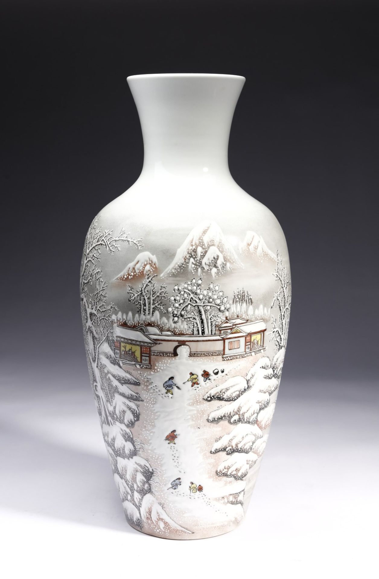 Arte Cinese A porcelain vase decorated with snowy landscape, inscription and red iron mark at the b