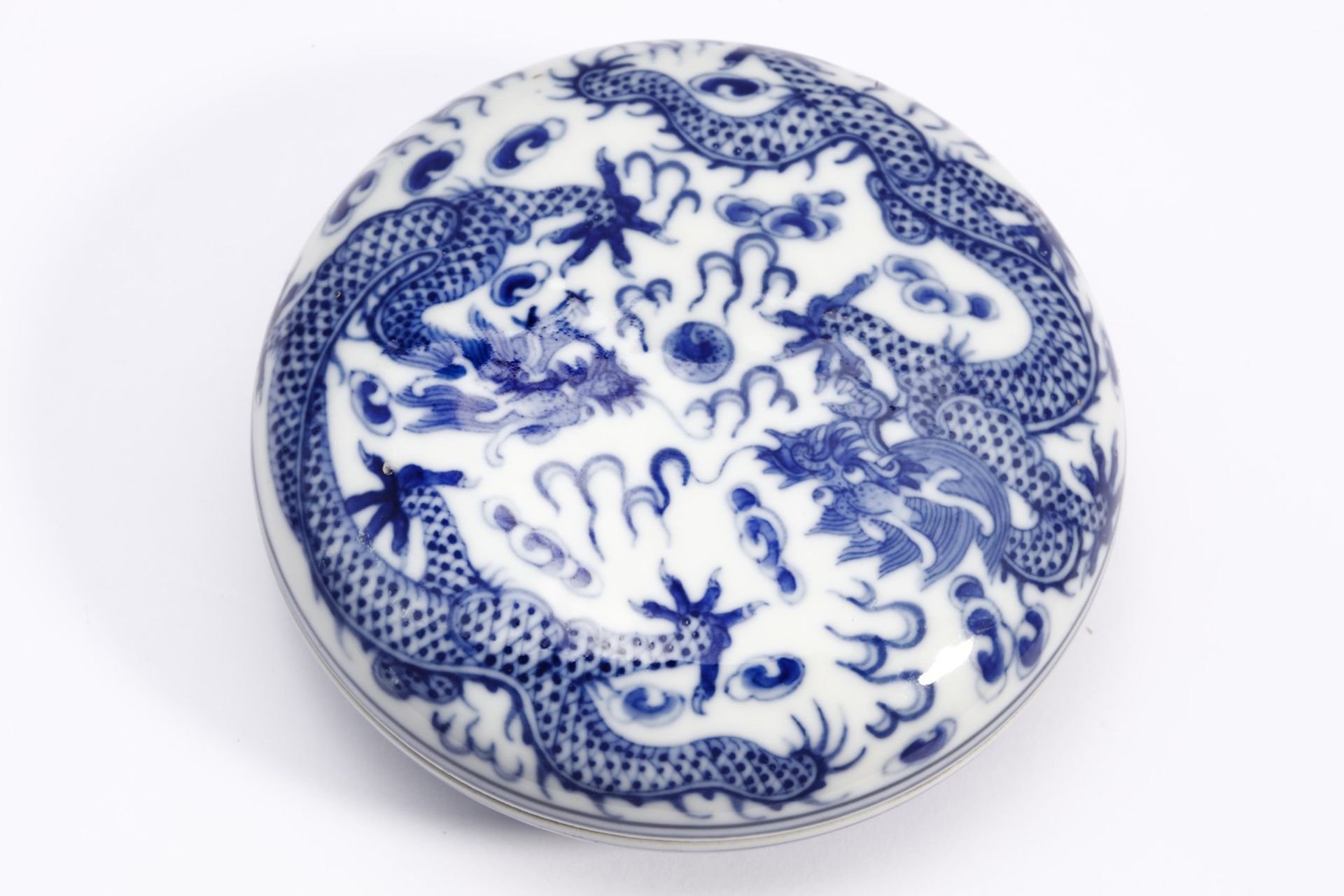 Arte Cinese A blue and white porcelain round box painted with dragons chasing the flaming pearls Ch - Image 3 of 4