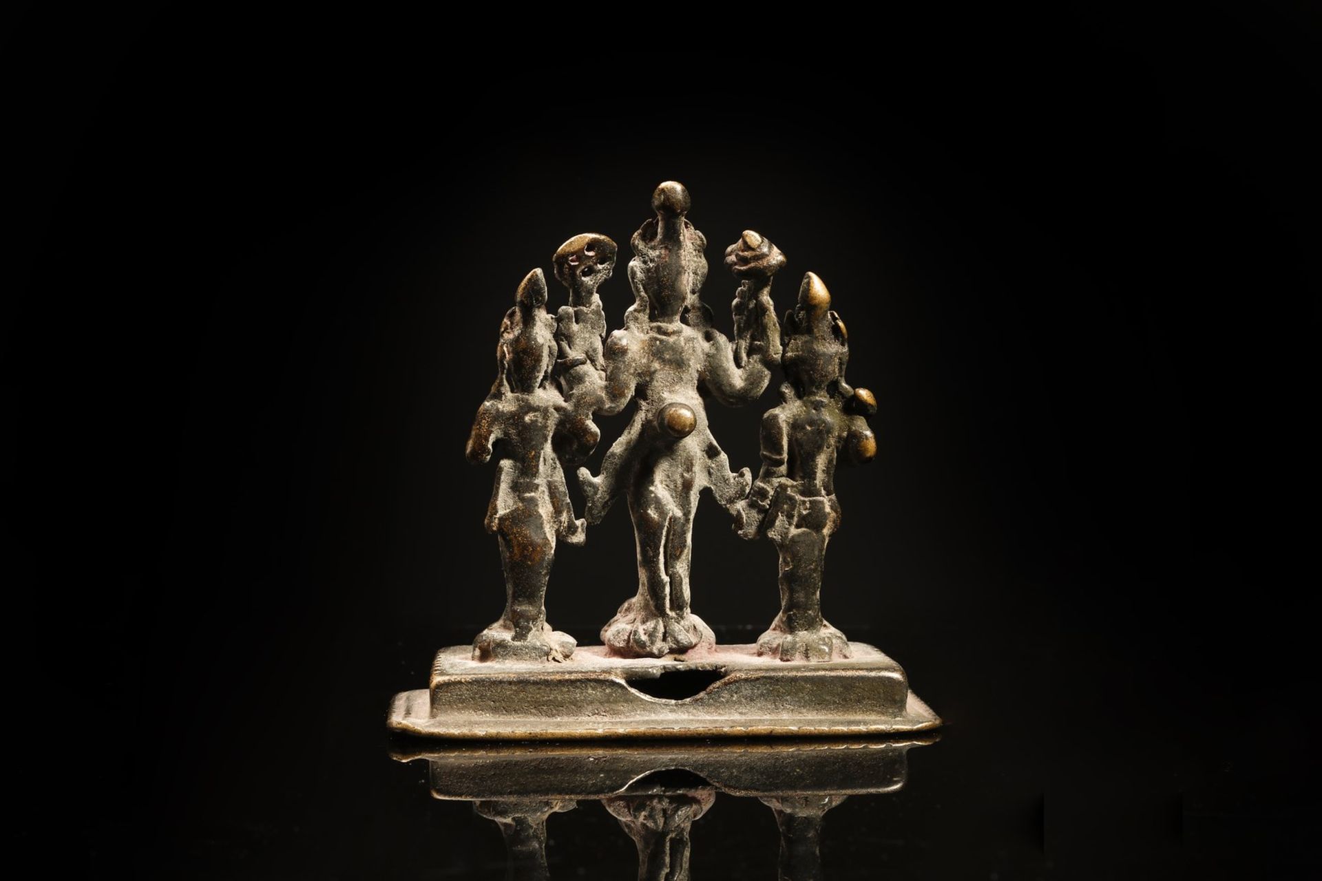 Arte Himalayana A bronze triptych depicting Vishnu and his spouses Nepal, 16th-17th century . - Image 3 of 3