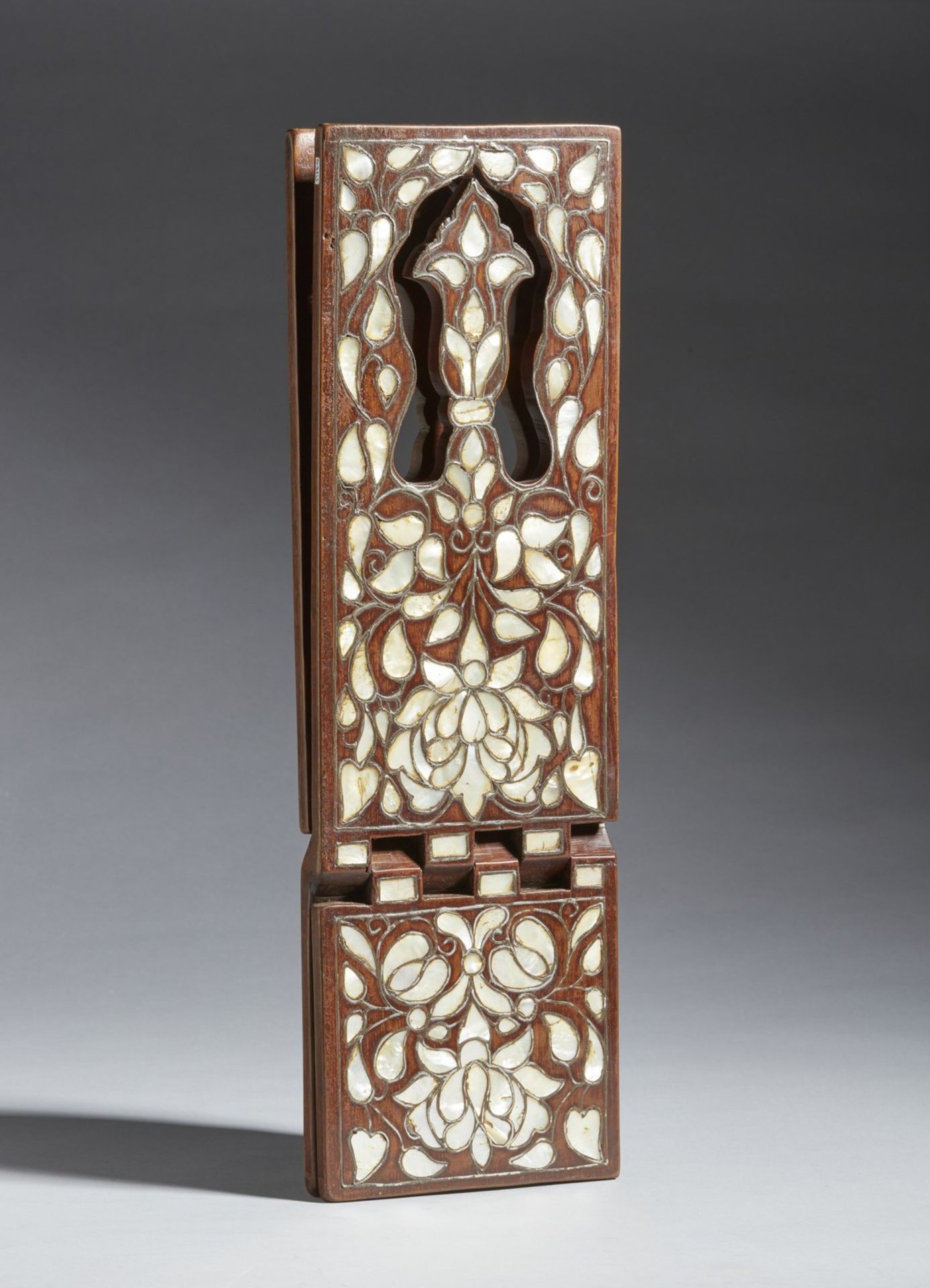Arte Islamica A wooden and mother-of-pearl inlaid folding Quran stand 20th century . - Image 3 of 4