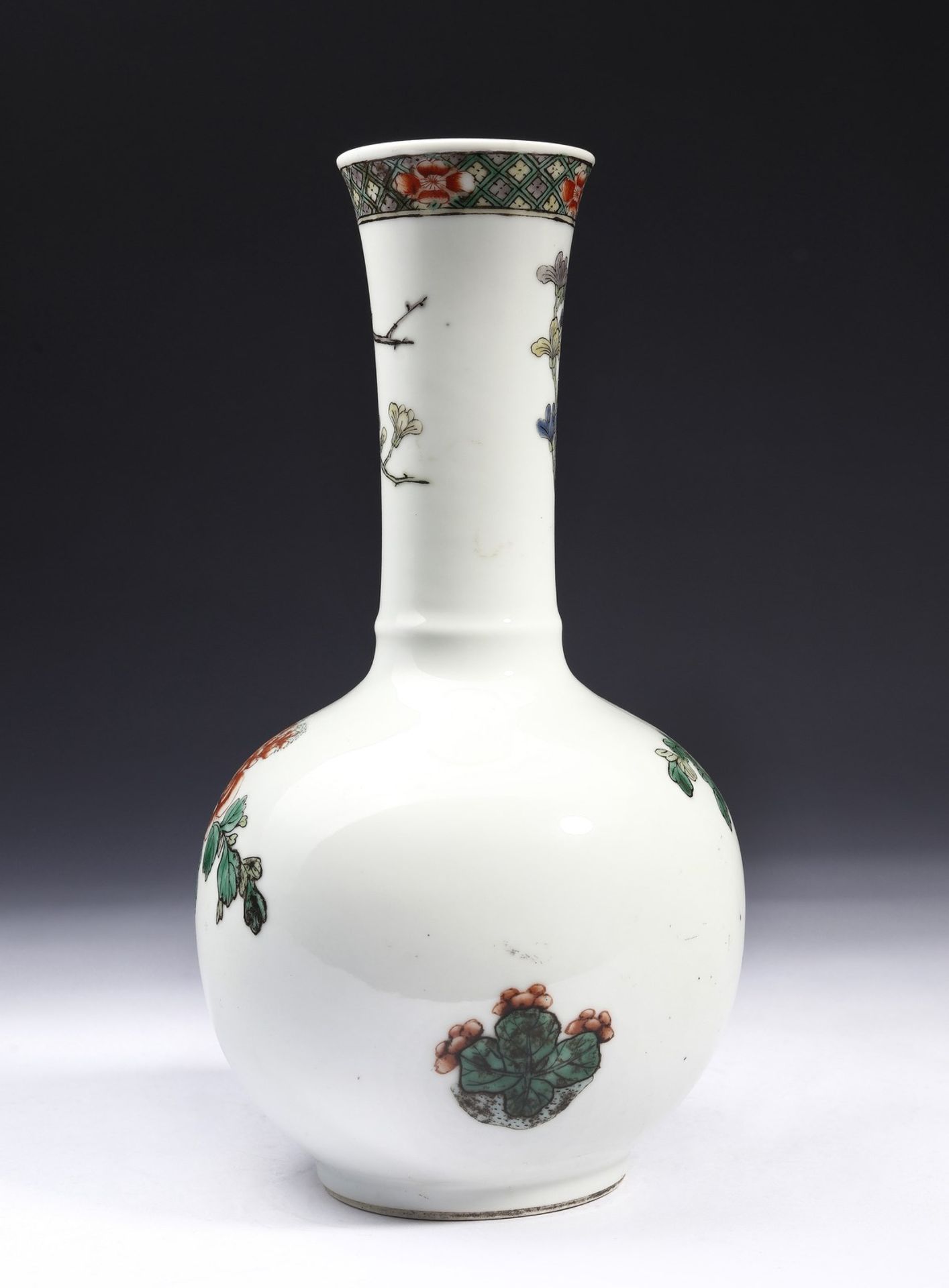 Arte Cinese  A famille verte porcelain vase bearing a double circle mark at the baseChina, late 19th - Bild 2 aus 4